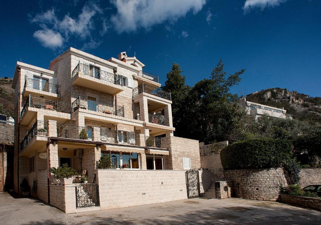 Apartments Vuksic Sveti Stefan Bagian luar foto