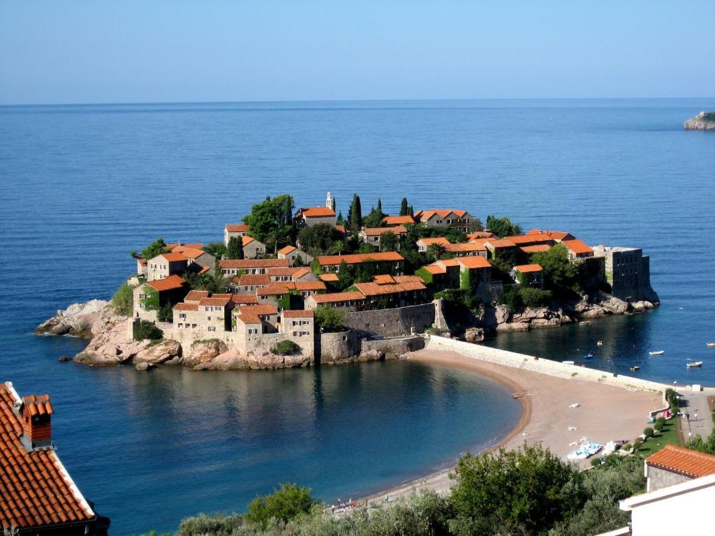 Apartments Vuksic Sveti Stefan Bagian luar foto