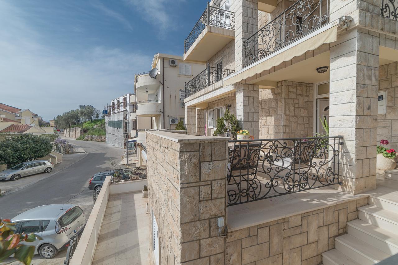 Apartments Vuksic Sveti Stefan Bagian luar foto